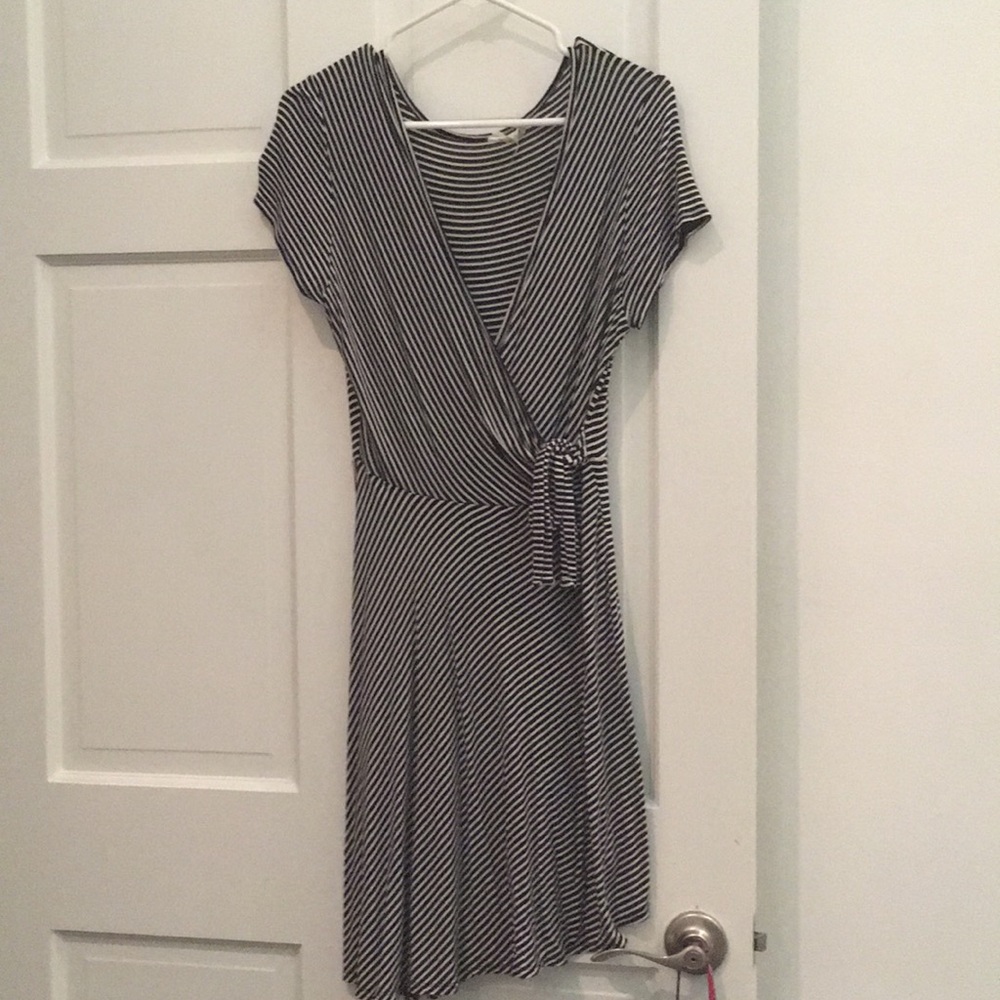🌺 3/$10! Rolla Coster Striped Wrap Dress - L